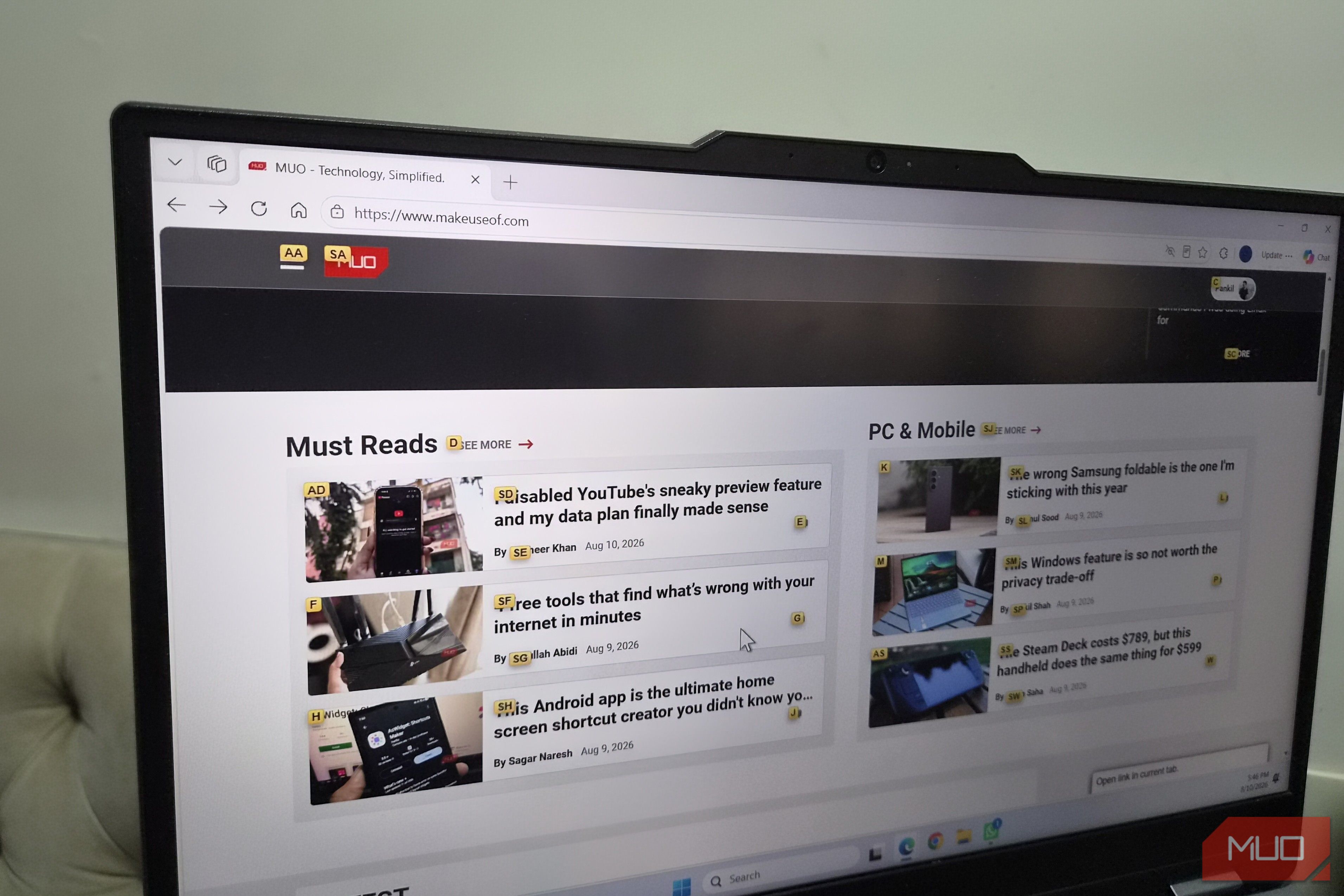 I barely touch my mouse while browsing anymore thanks to this free extension