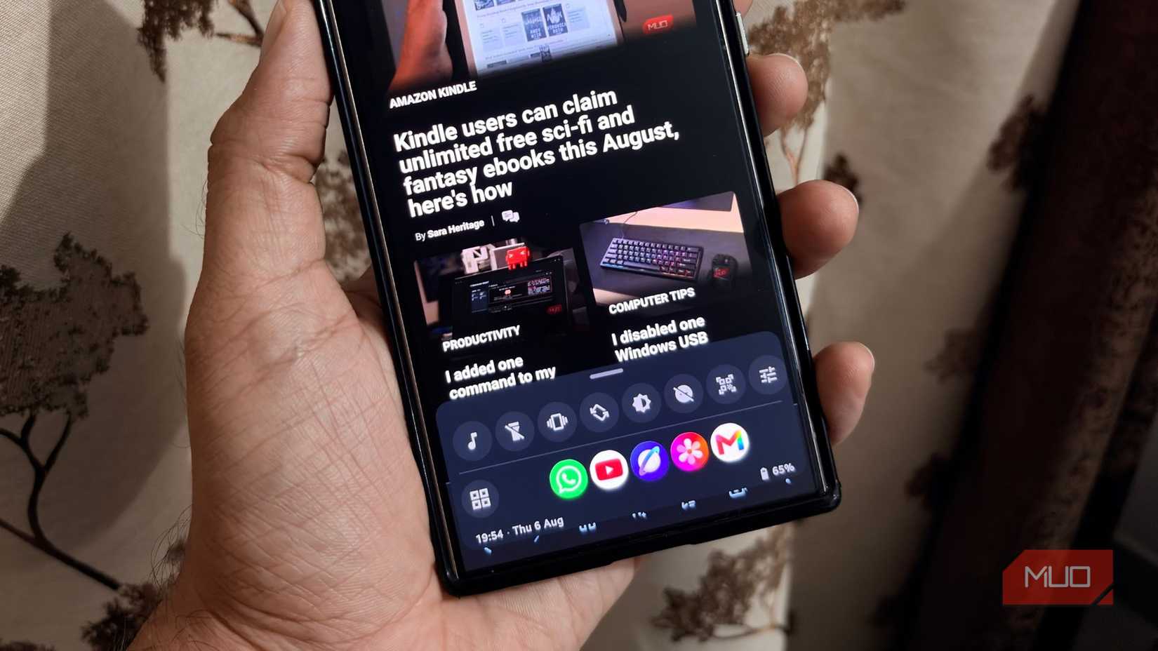 Floating Dock app on a Samsung Galaxy phone with MUO page in the background