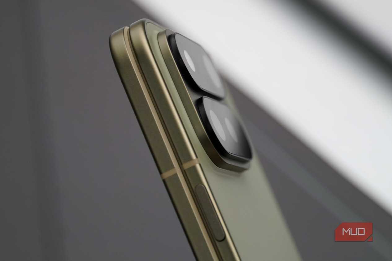 The thickness of the Pixel 11 Pro Fold from the side.