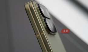 The thickness of the Pixel 11 Pro Fold from the side.