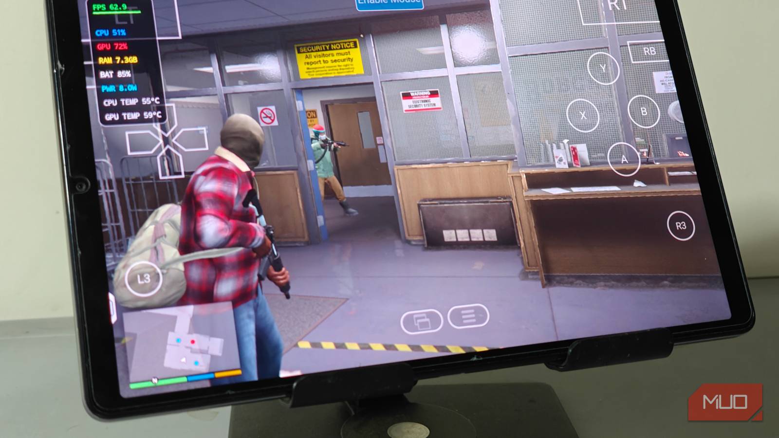 Как запустить GTA 5 на Android с частотой 60 кадров в секунду Игровой процесс GTA 5 на экране планшета