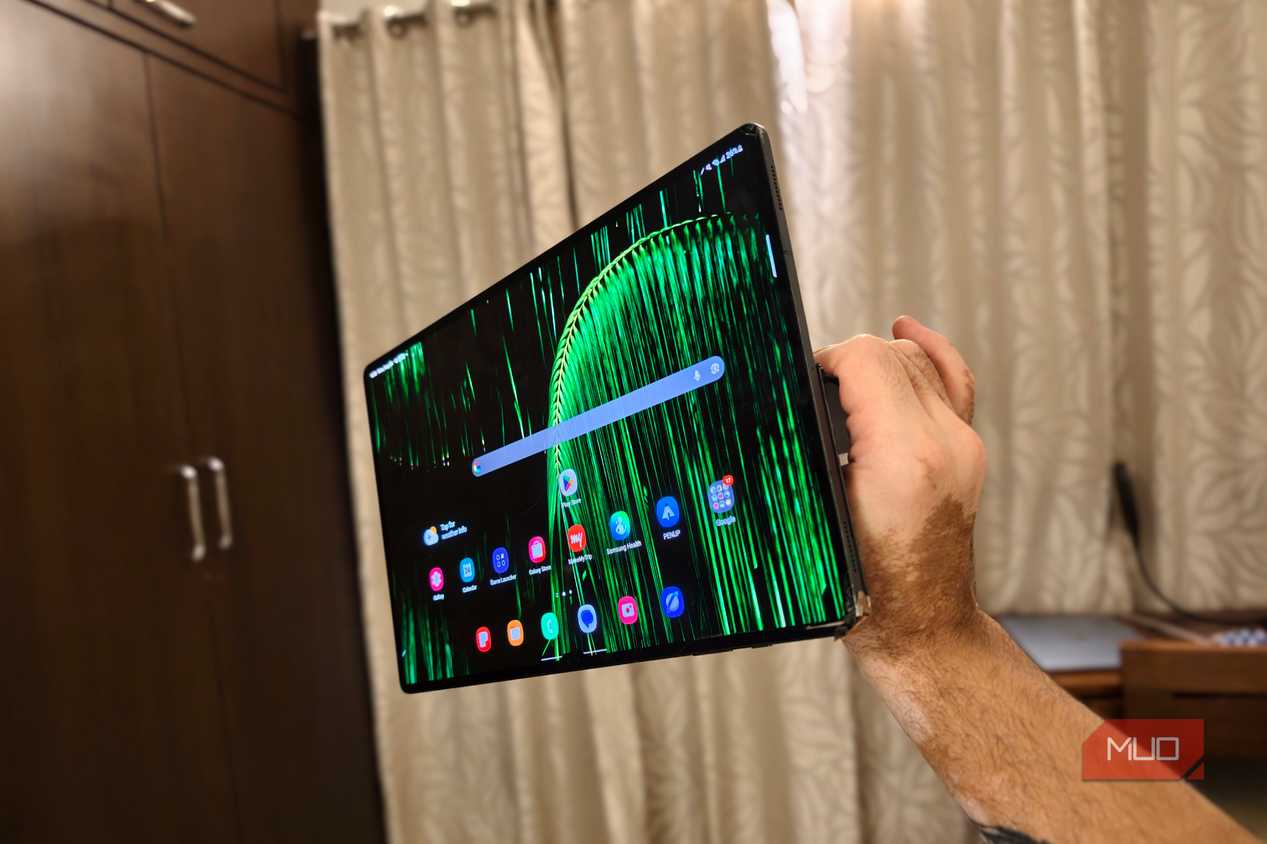 a side angle view of the galaxy s8 ultra's display