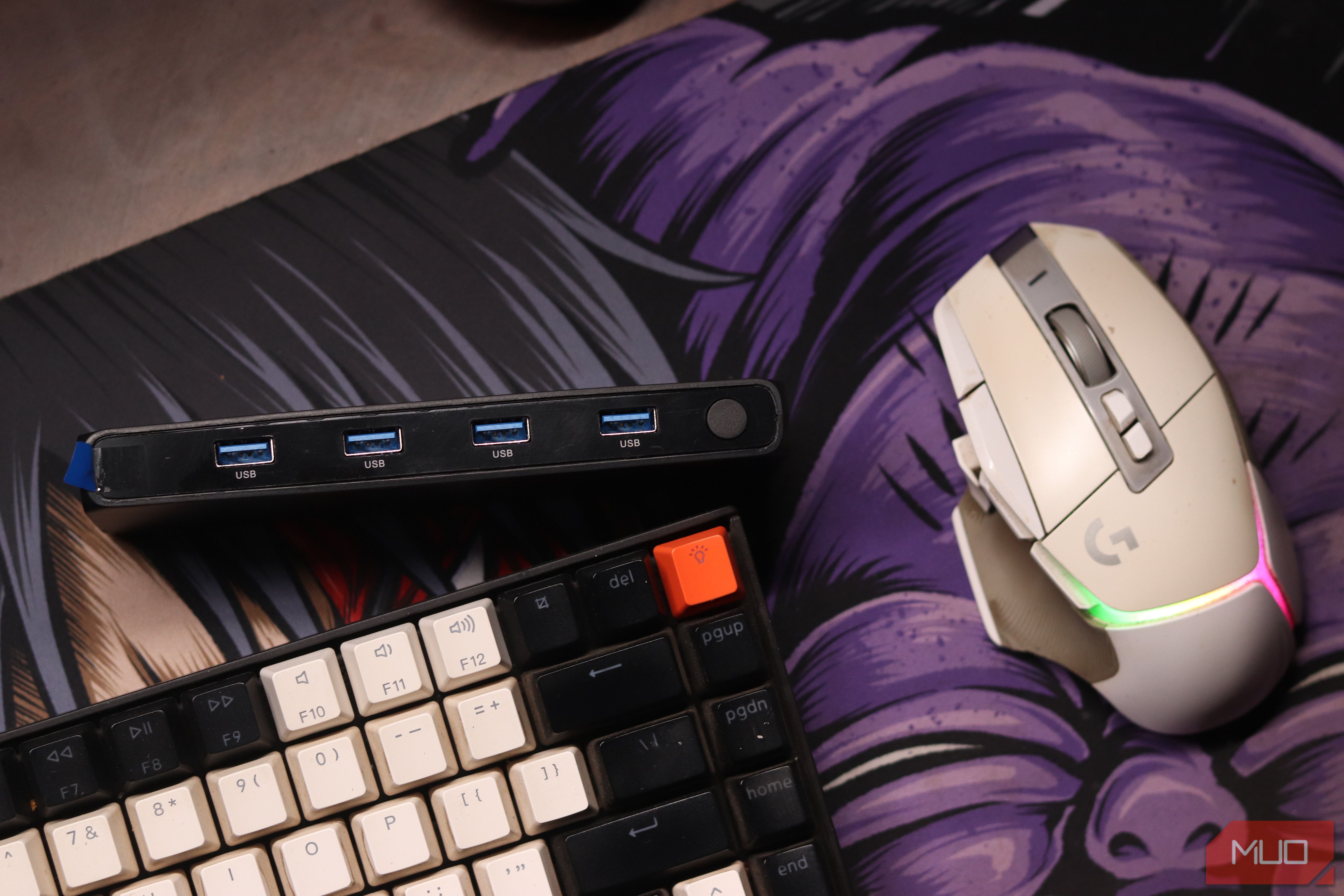 Lemorele KVM with keyboard and mouse.
