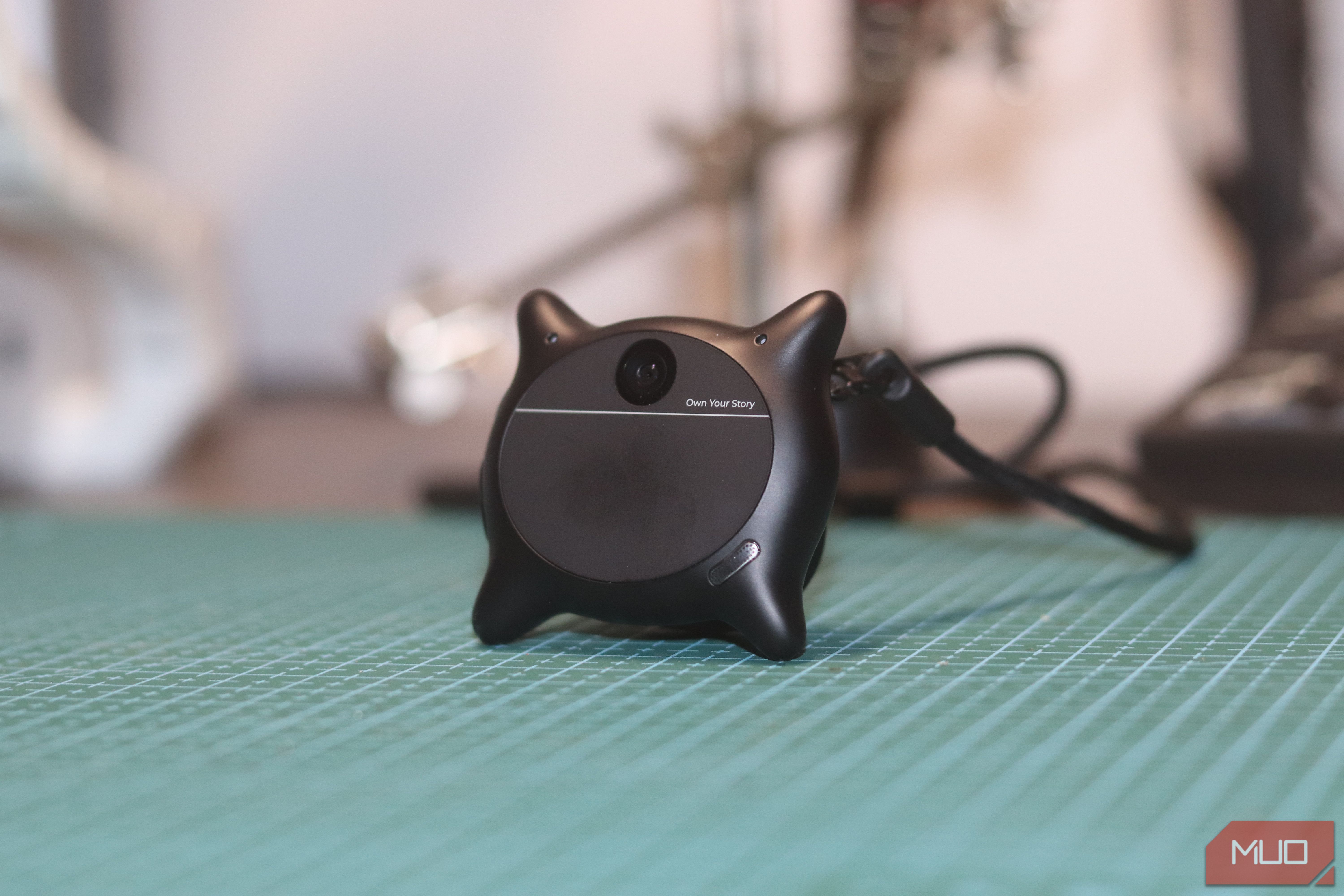 Looki L1 device in black color.