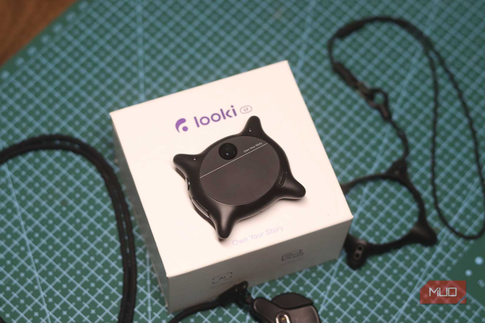Looki L1 on top of its box.
