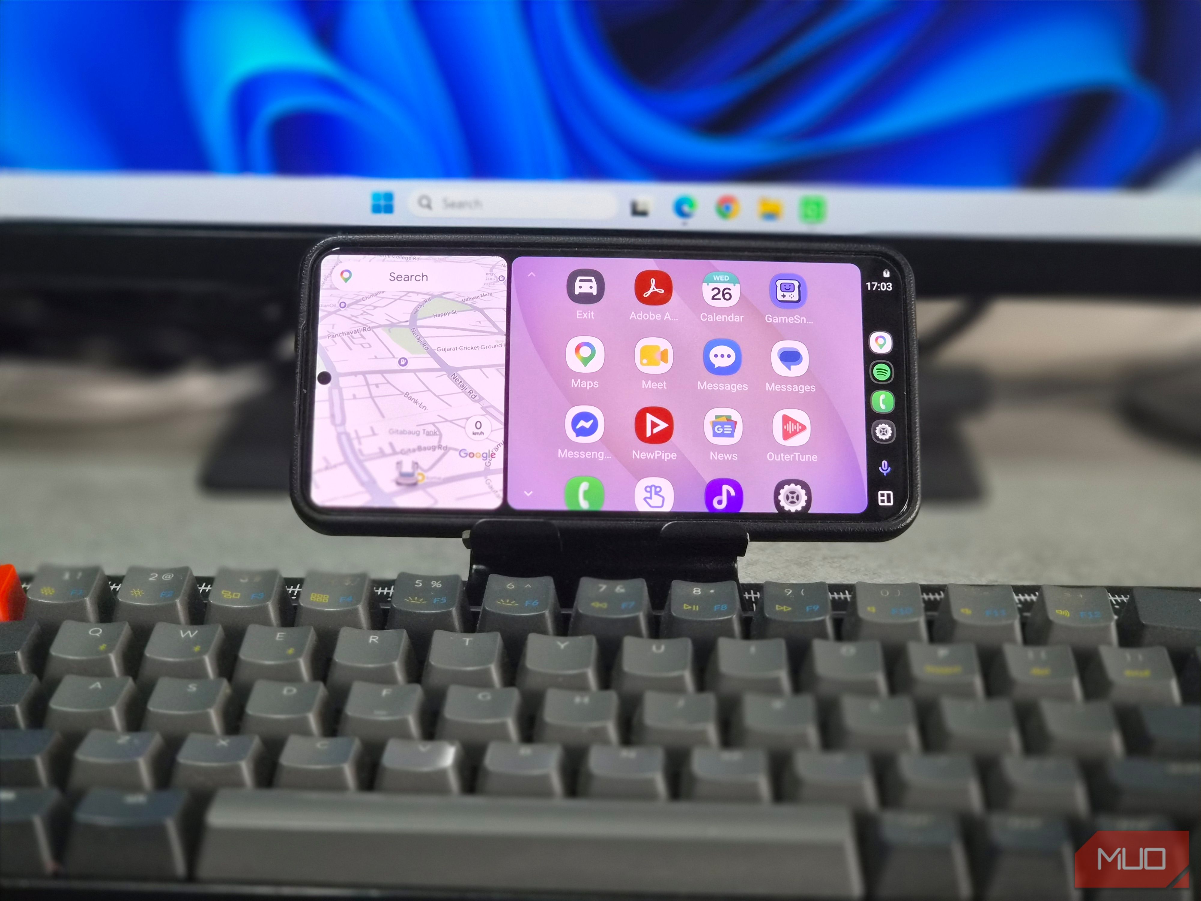 Главный экран Android Auto с виджетами и значками приложений