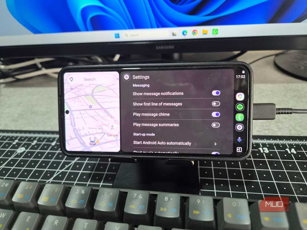 Музыкальный плеер в Android Auto Интерфейс Android Auto с виджетом плеера на экране смартфона