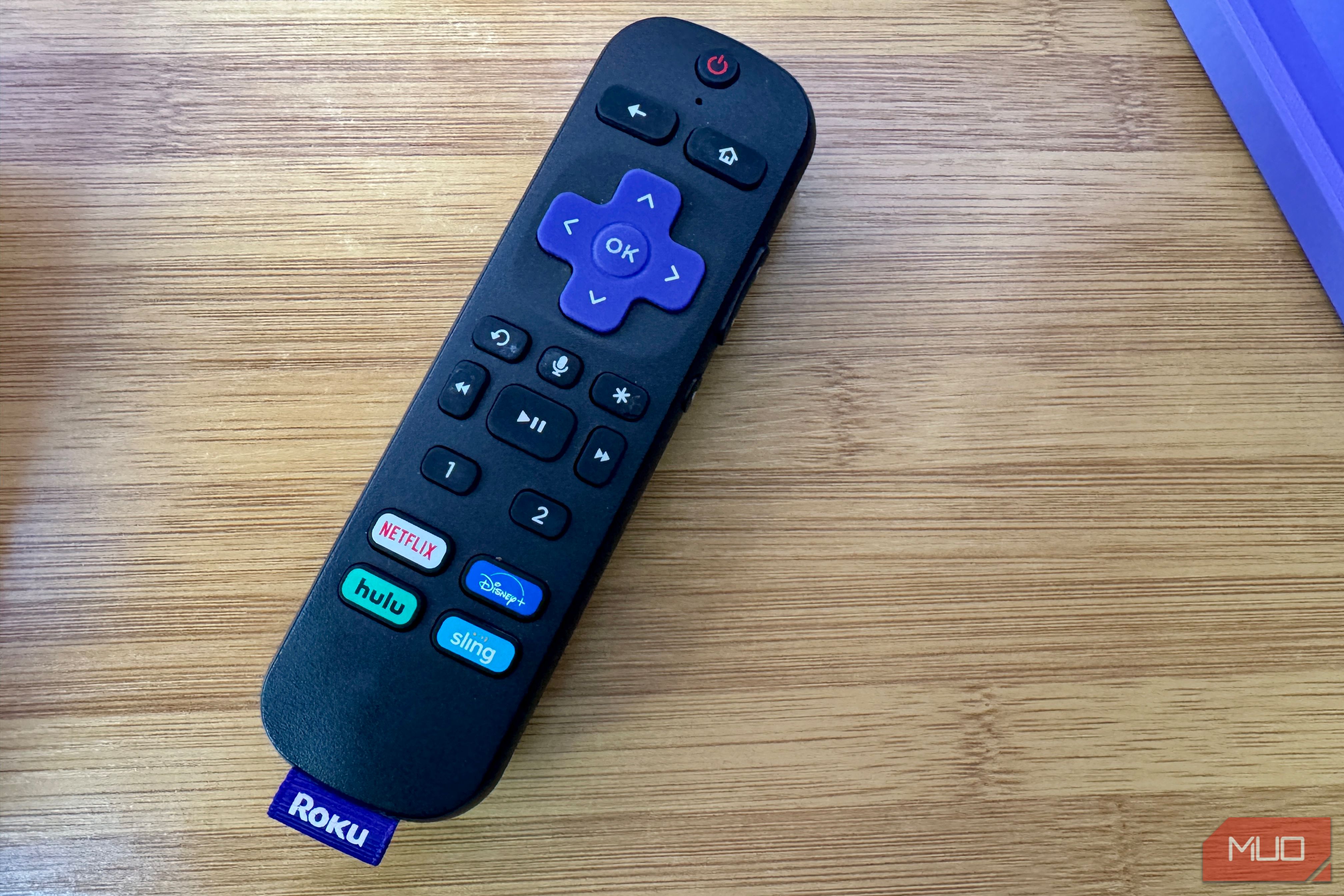пульт Roku рядом с телевизором в гостиной