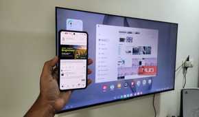 Samsung DeX on TV and a Galaxy phone in hand
