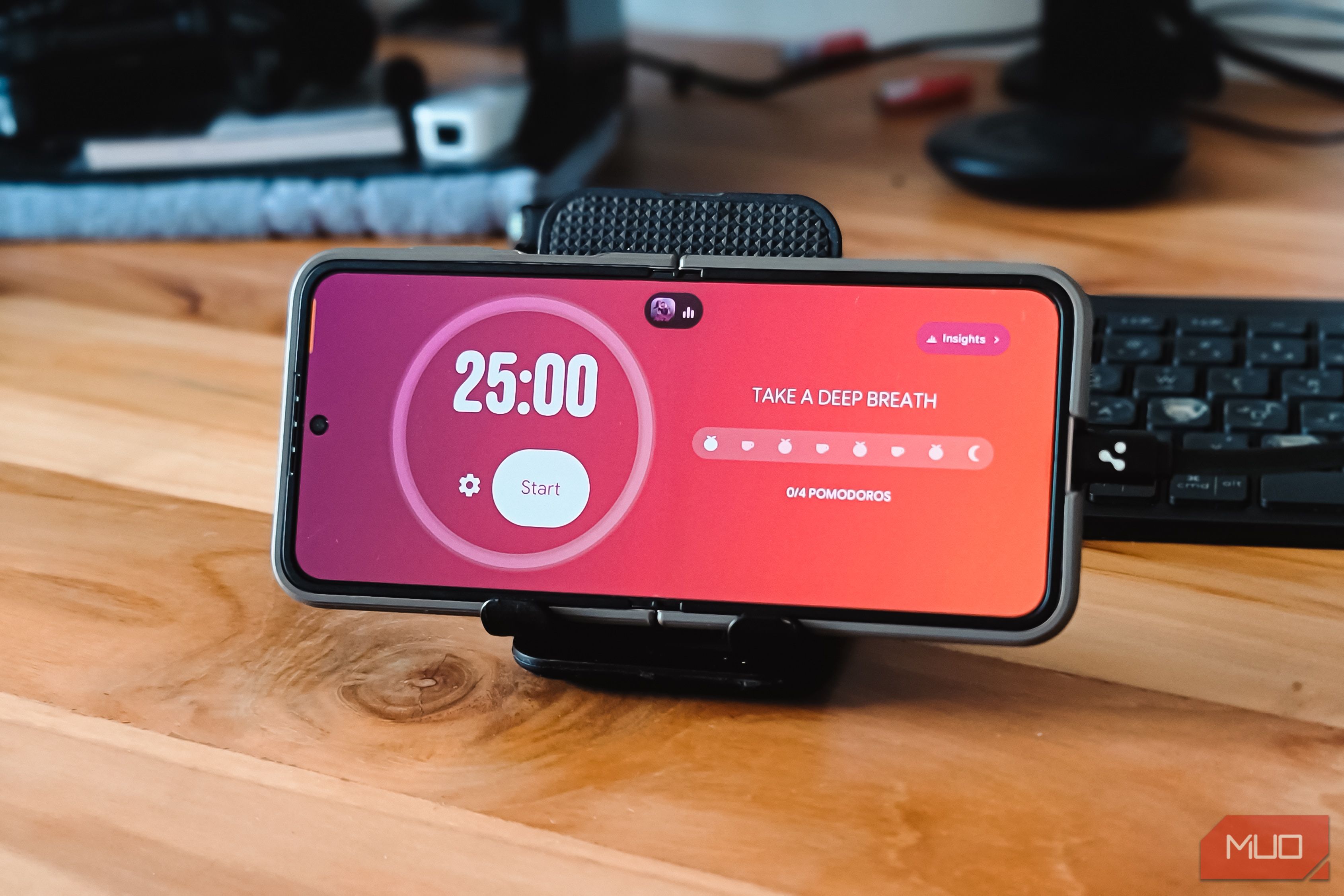 Samsung Galaxy Z Flip 6 Displaying Standby Mode Pro Pomodoro Timer On Desk