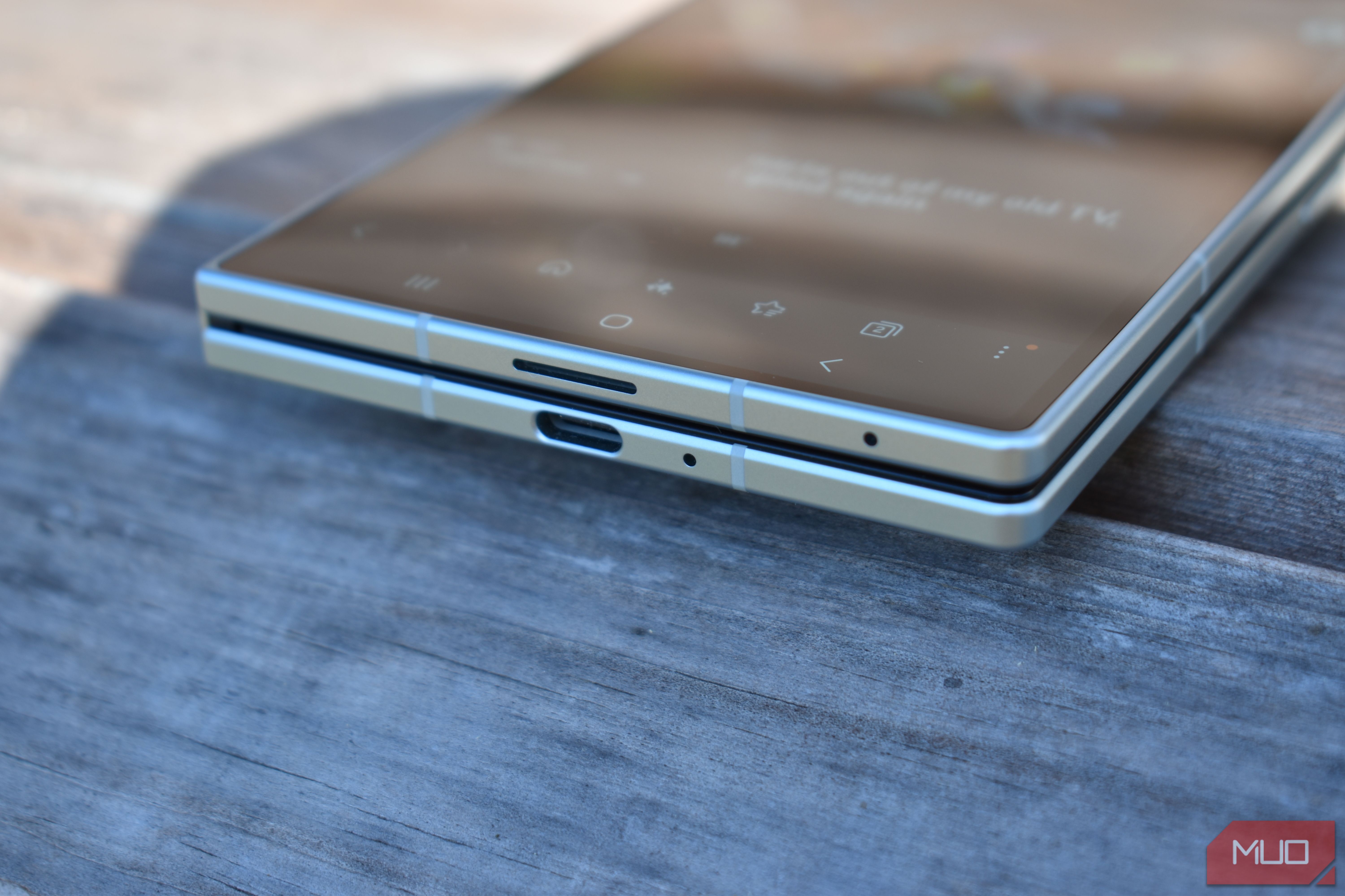 samsung galaxy z fold 8 folded usb c port