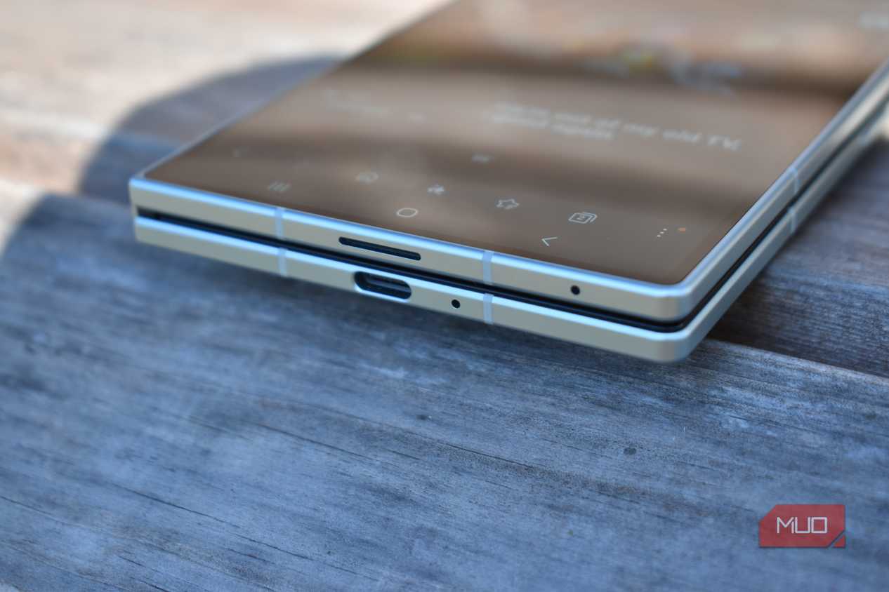 samsung galaxy z fold 8 folded usb c port
