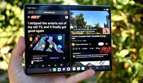 samsung galaxy z fold 8 unfolded split screen mode.