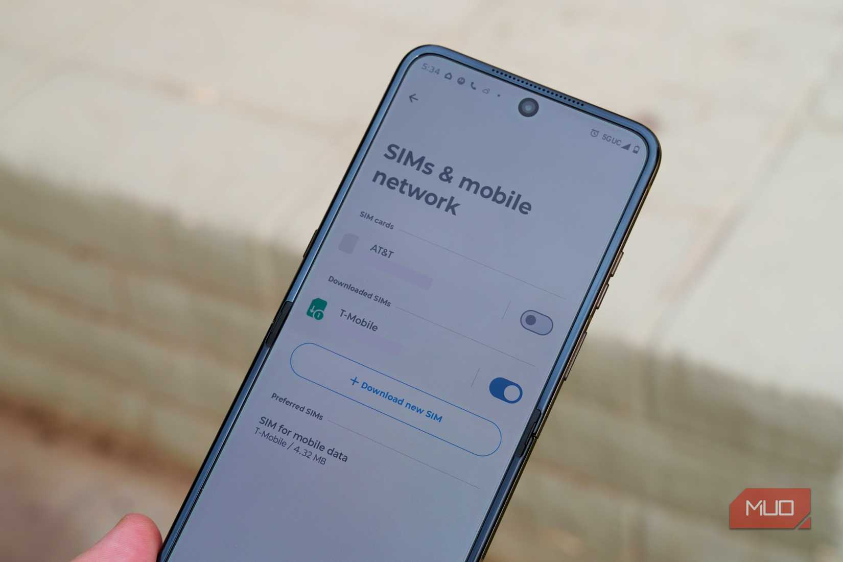 Switching between SIMs with a T-Mobile trial active.