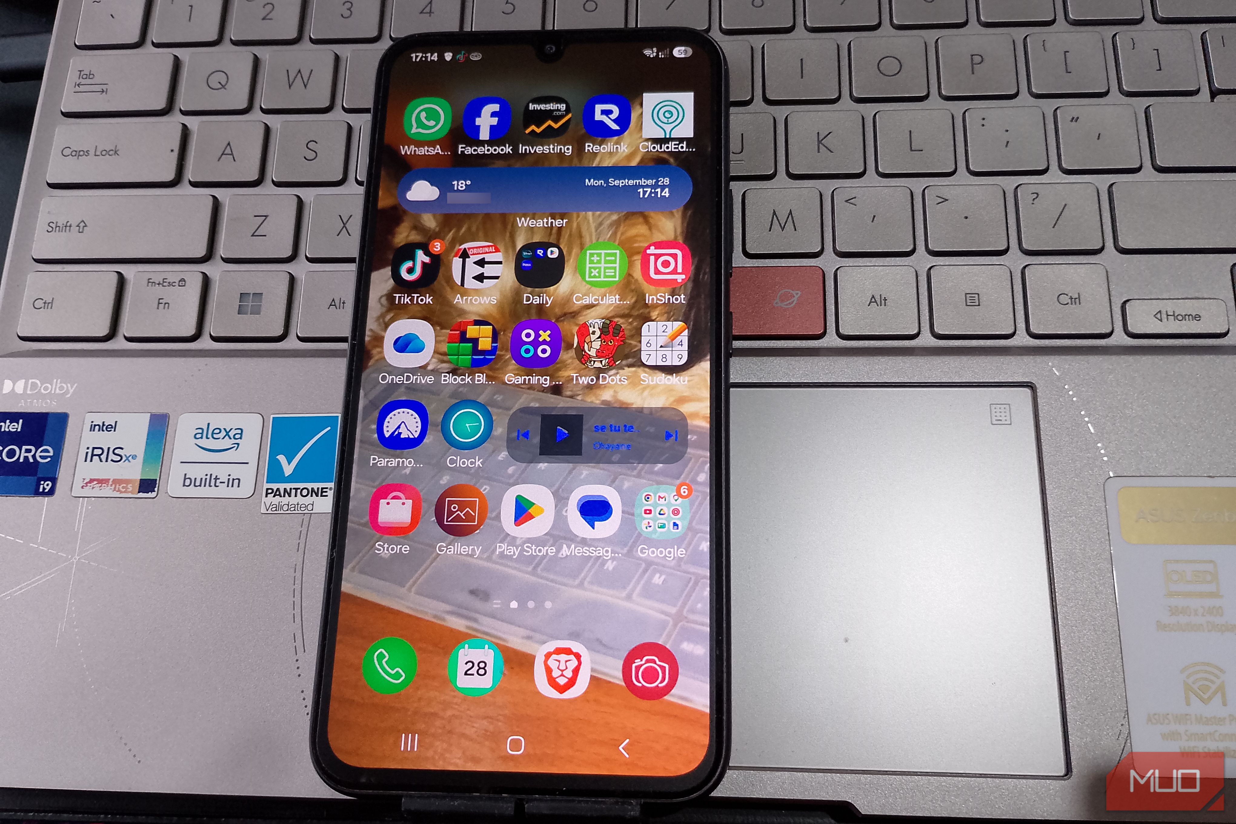 Смартфон Samsung Galaxy с аккуратно сгруппированными иконками приложений и виджетами на главном экране