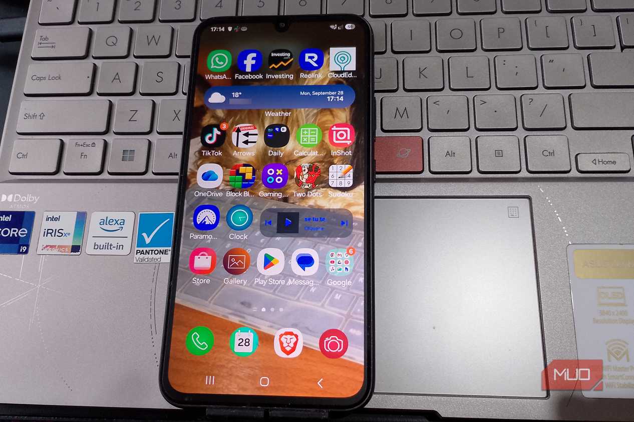 Как настроить домашний экран Samsung Galaxy без установки сторонних лаунчеров Смартфон Samsung Galaxy с аккуратно сгруппированными иконками приложений и виджетами на главном экране
