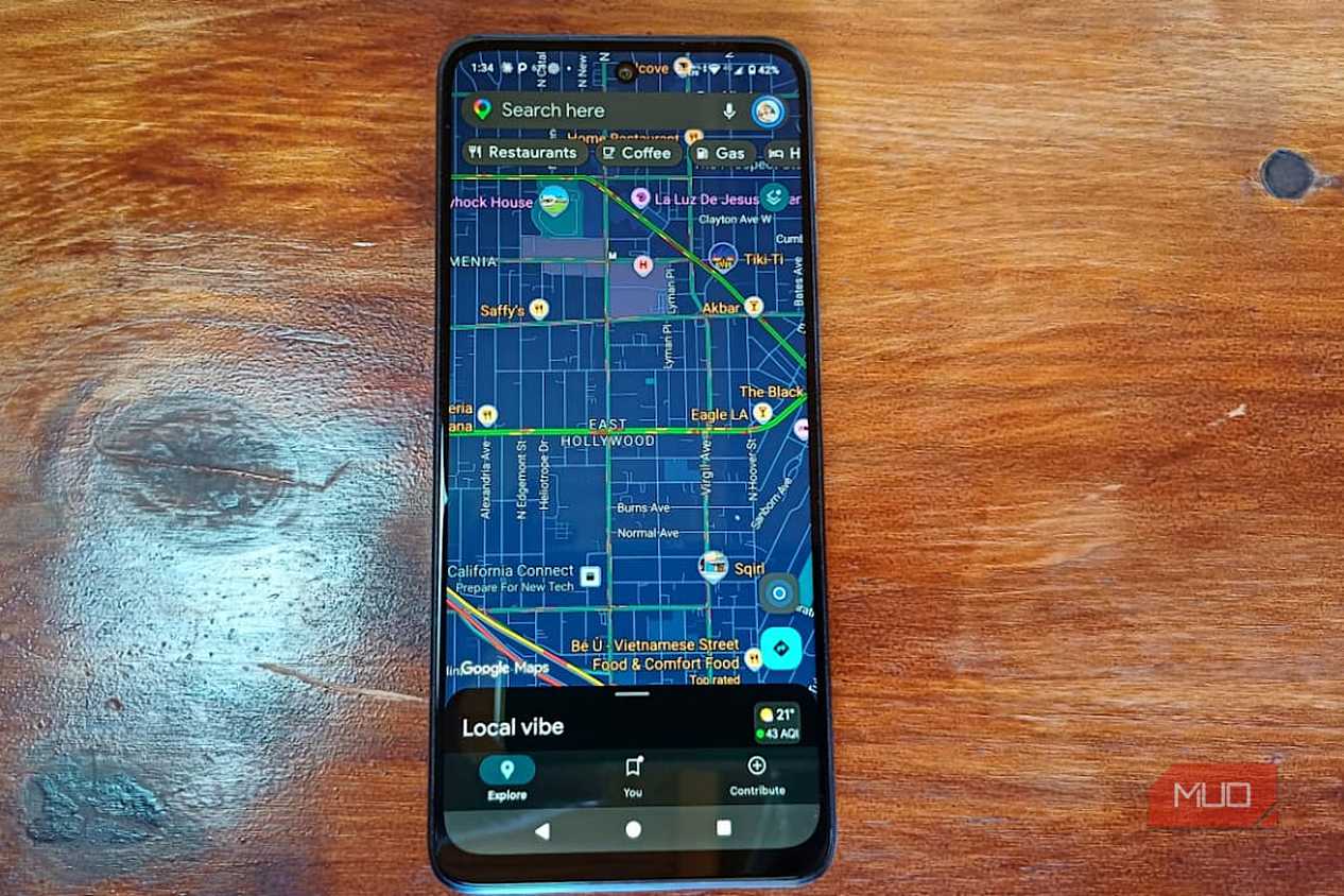 Как настройка типа двигателя в Google Maps изменила мои поездки Главный экран Google Maps на смартфоне с картой Лос-Анджелеса