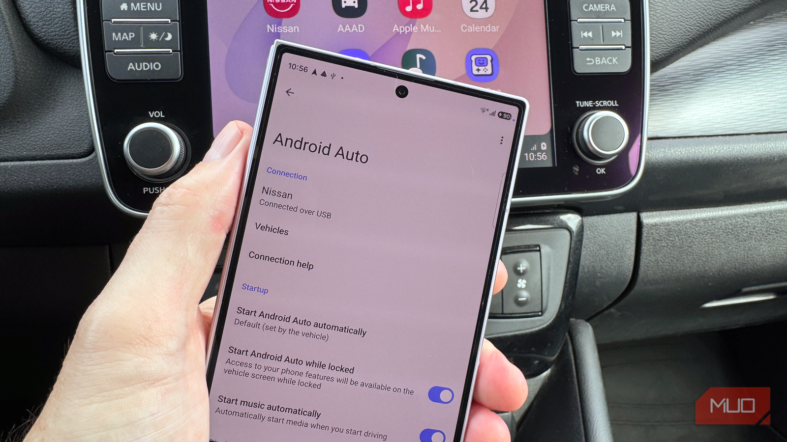 Обзор готовящихся обновлений Android Auto с виджетами и поддержкой ИИ интерфейс Android Auto на экране смартфона в салоне автомобиля