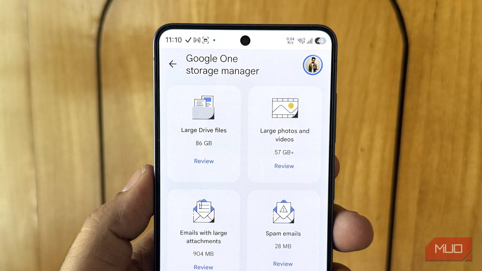 Смартфон на Android с открытым приложением Google Фото