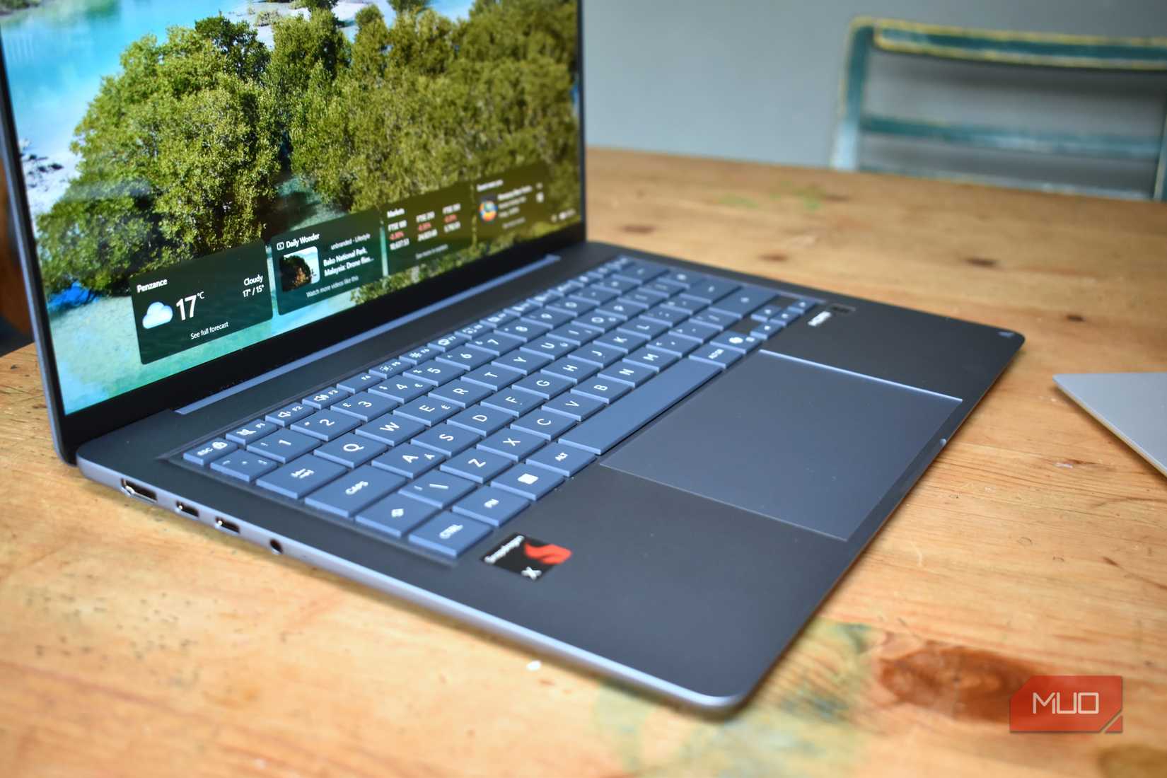 asus zenbook 14 ux3480qa keyboard side view.