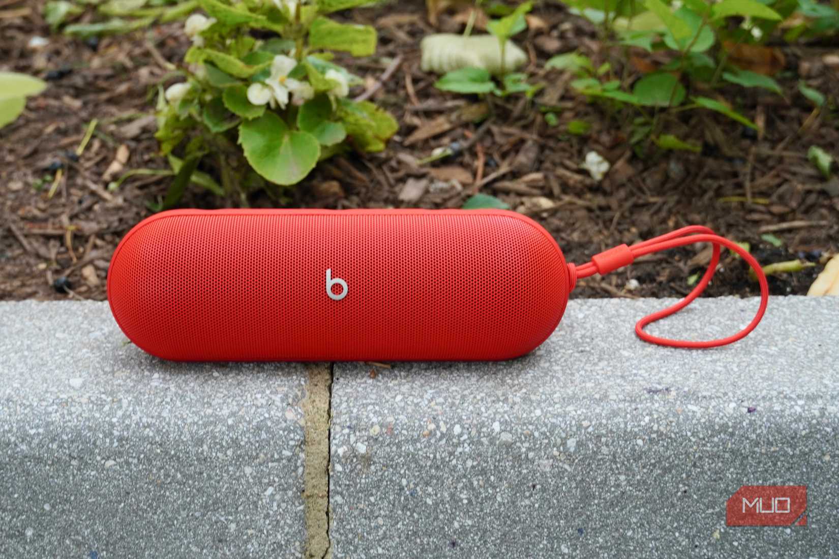 5 устройств, которые можно отслеживать через Google Find Hub Беспроводная колонка Beats Pill на улице