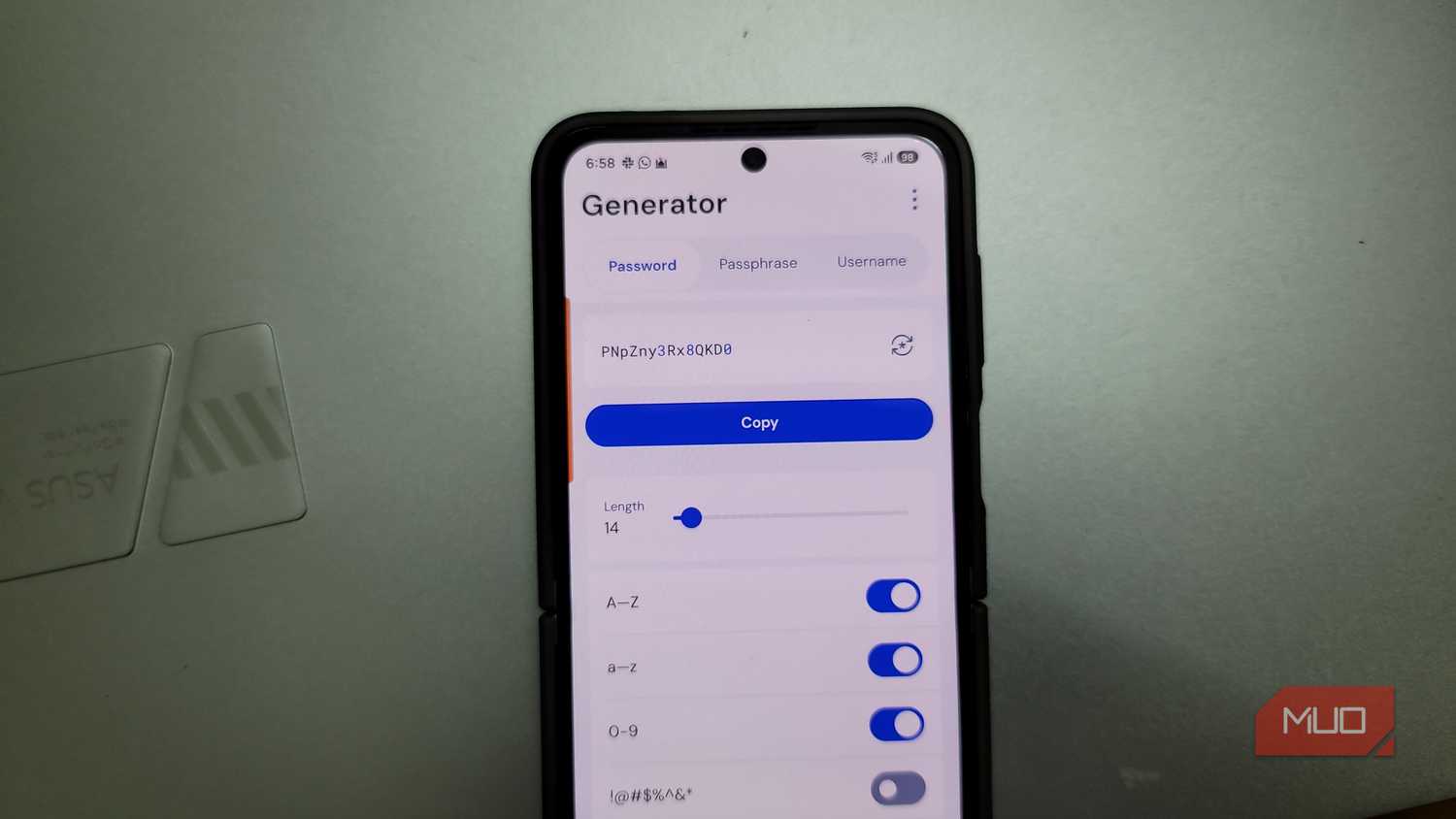 Переход с Google Password Manager на Bitwarden: причины и преимущества интерфейс менеджера паролей Bitwarden на смартфоне