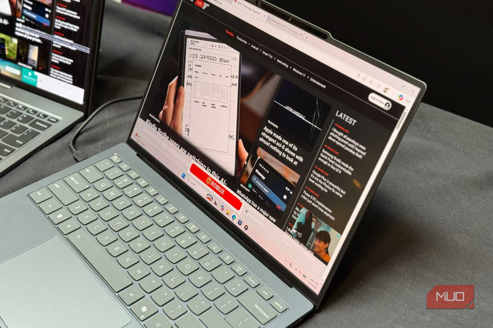 Найближчий огляд зеленого ноутбука Sage Lenovo на домашній сторінці MakeUseOf