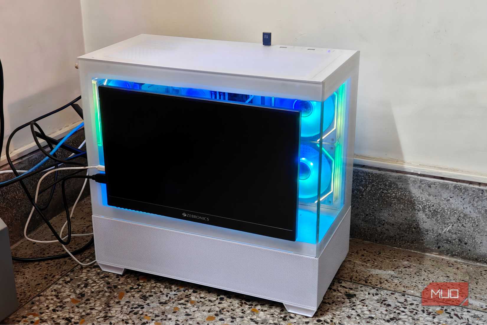Превращение игрового ПК в Proxmox-сервер с пробросом видеокарты Установка монитора к серверу в процессе настройки