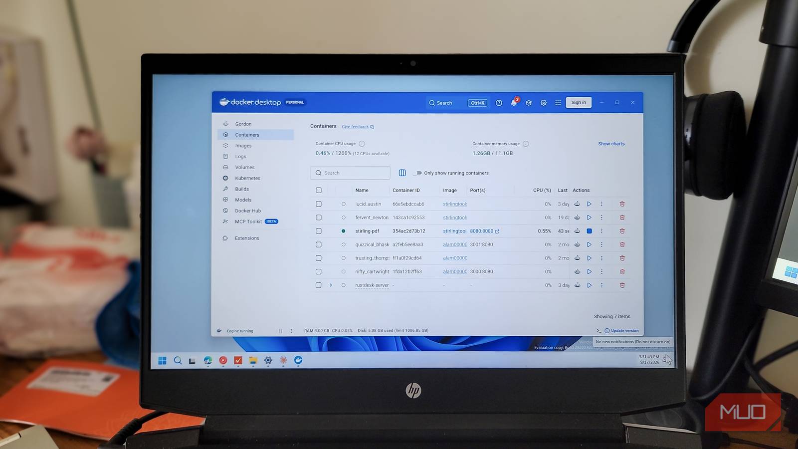 5 Docker-контейнеров для самостоятельного хостинга Панель управления Docker Desktop с запущенными контейнерами на ноутбуке