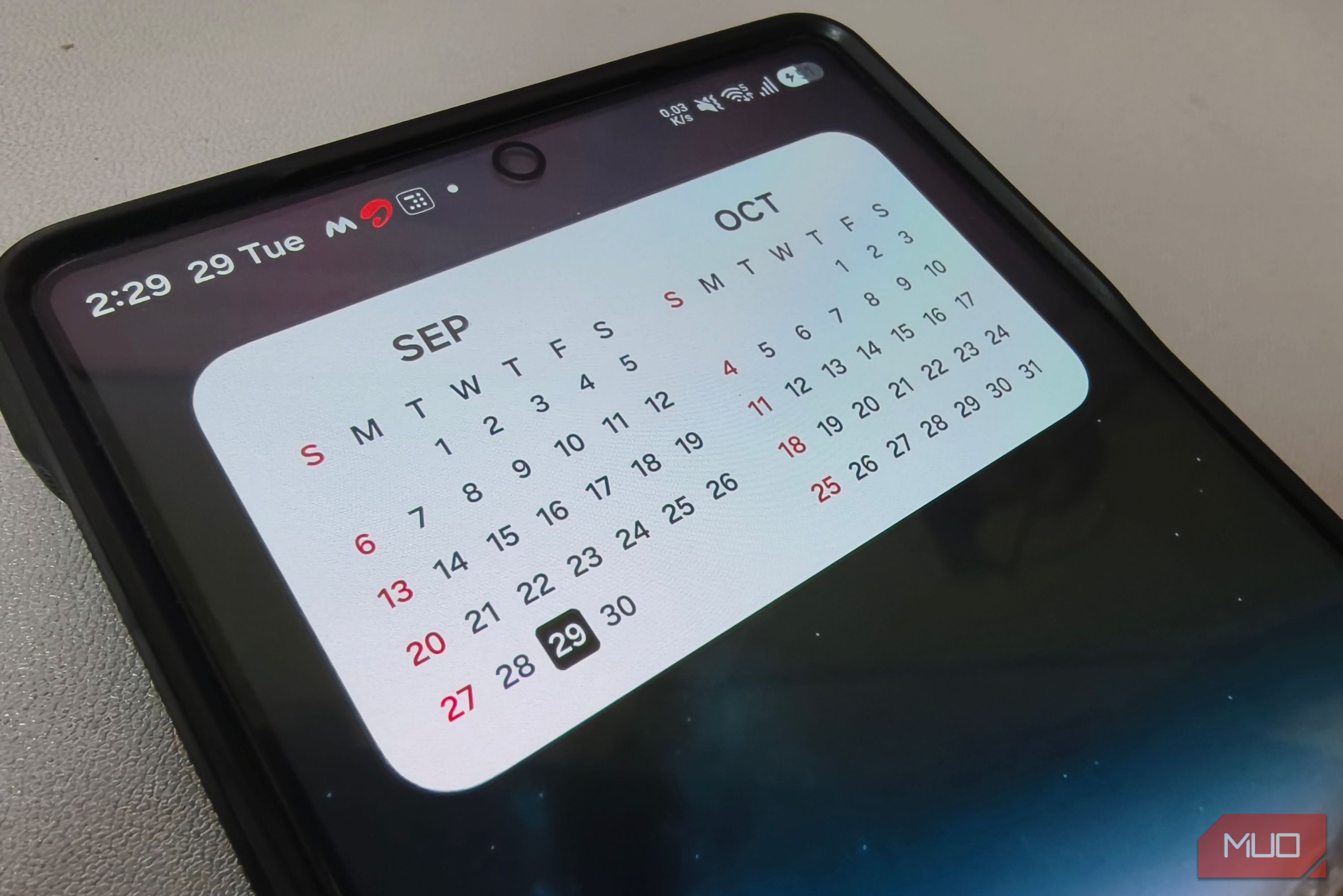 Календарь на домашнем экране смартфона Samsung