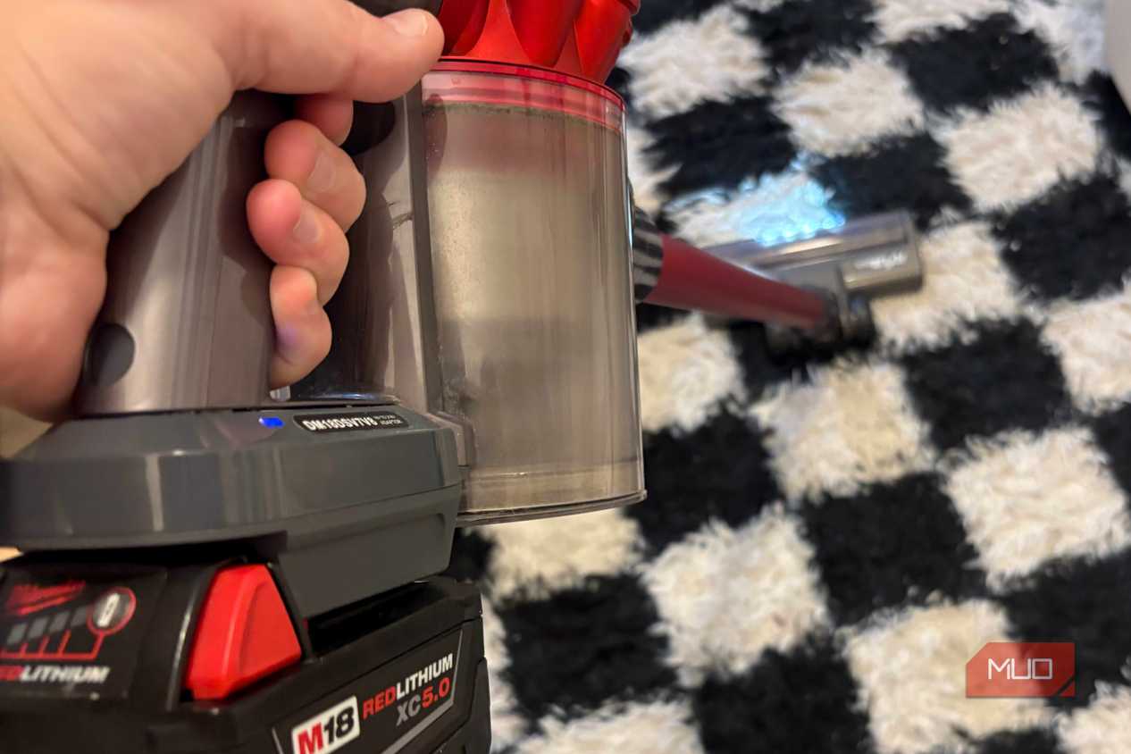 Dyson-V8-Milwaukee-1