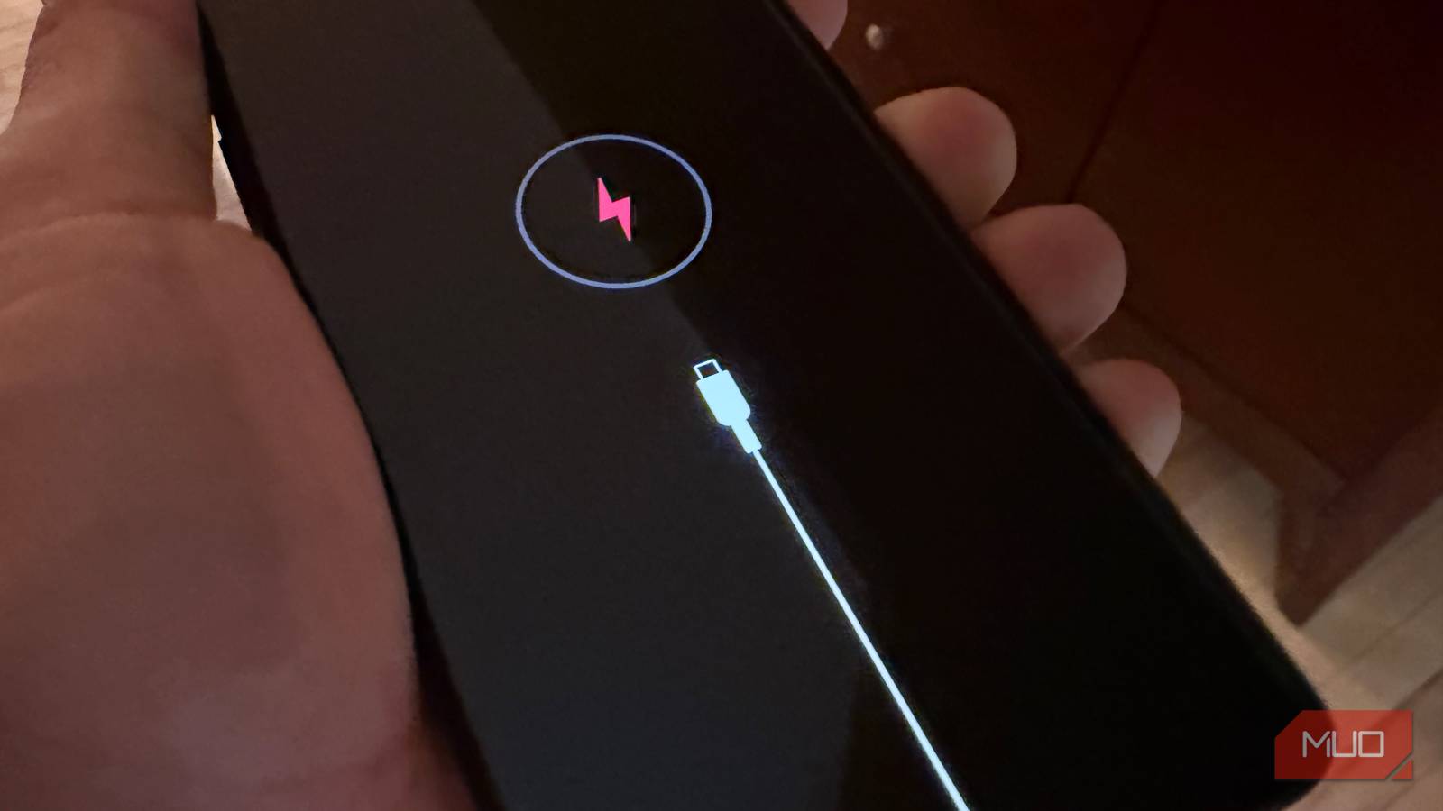 Как уменьшить расход заряда аккумулятора Android ночью смартфон с разряженной батареей