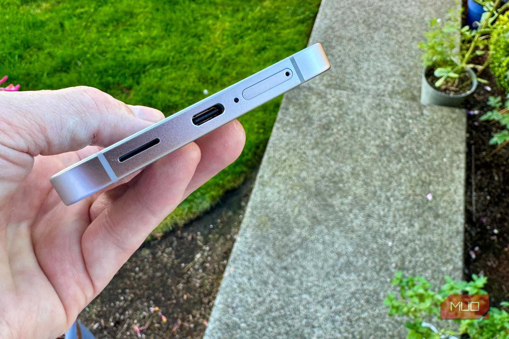 galaxy s26 fe ports on bottom