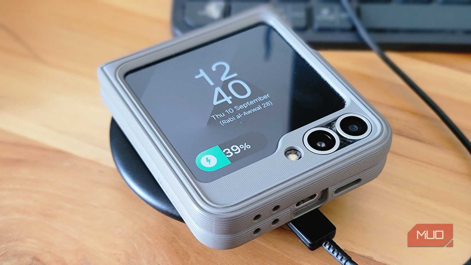 Galazy Z Flip 6 smartphone charging on wireless charger displaying 12 40 time and 39% battery level