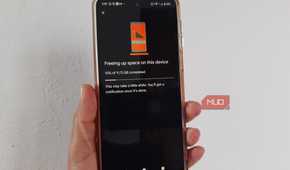 Android phone showing Google Photos at 15% while freeing up 9.73 GB of storage