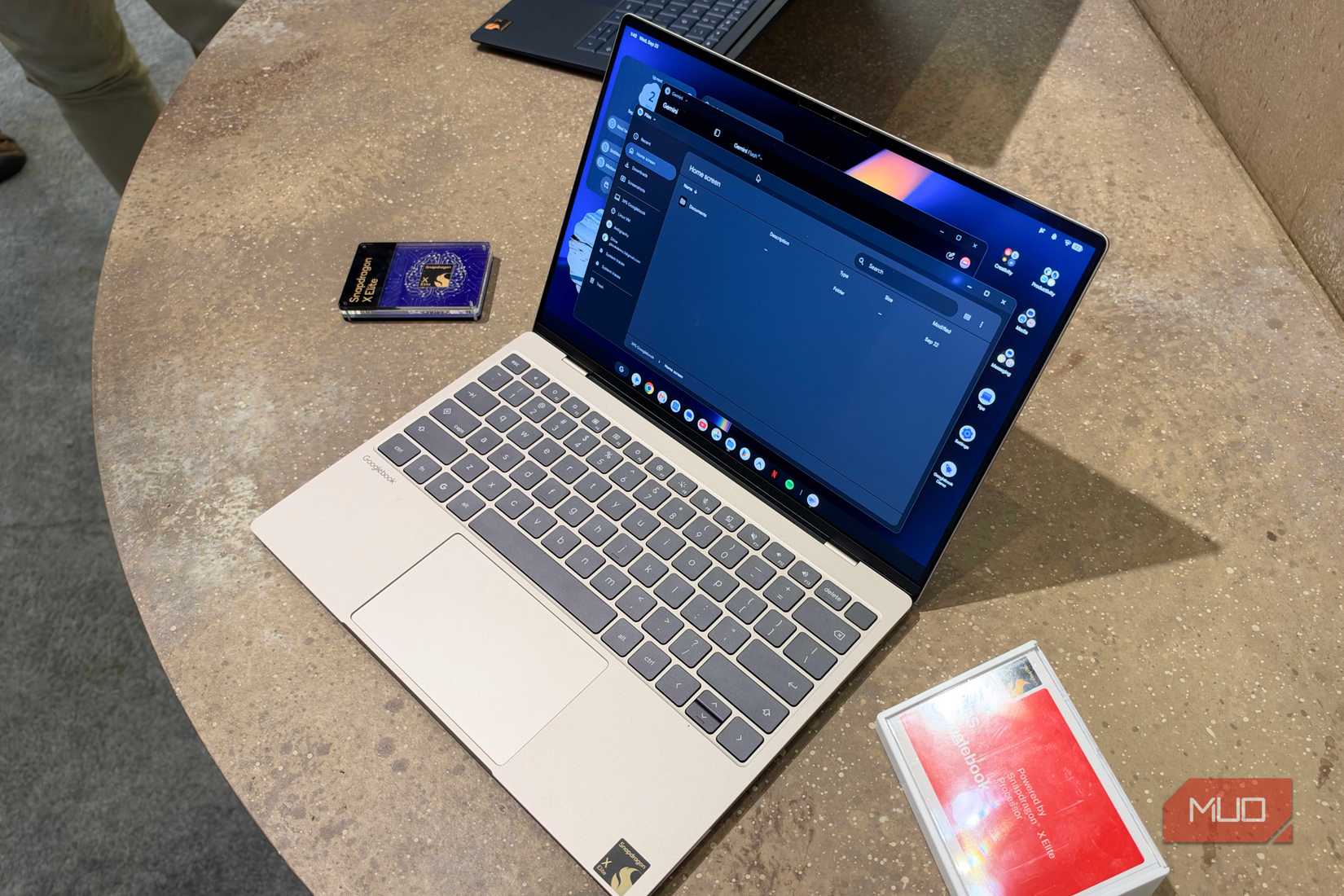 Ноутбук Dell XPS Googlebook с открытым интерфейсом системы