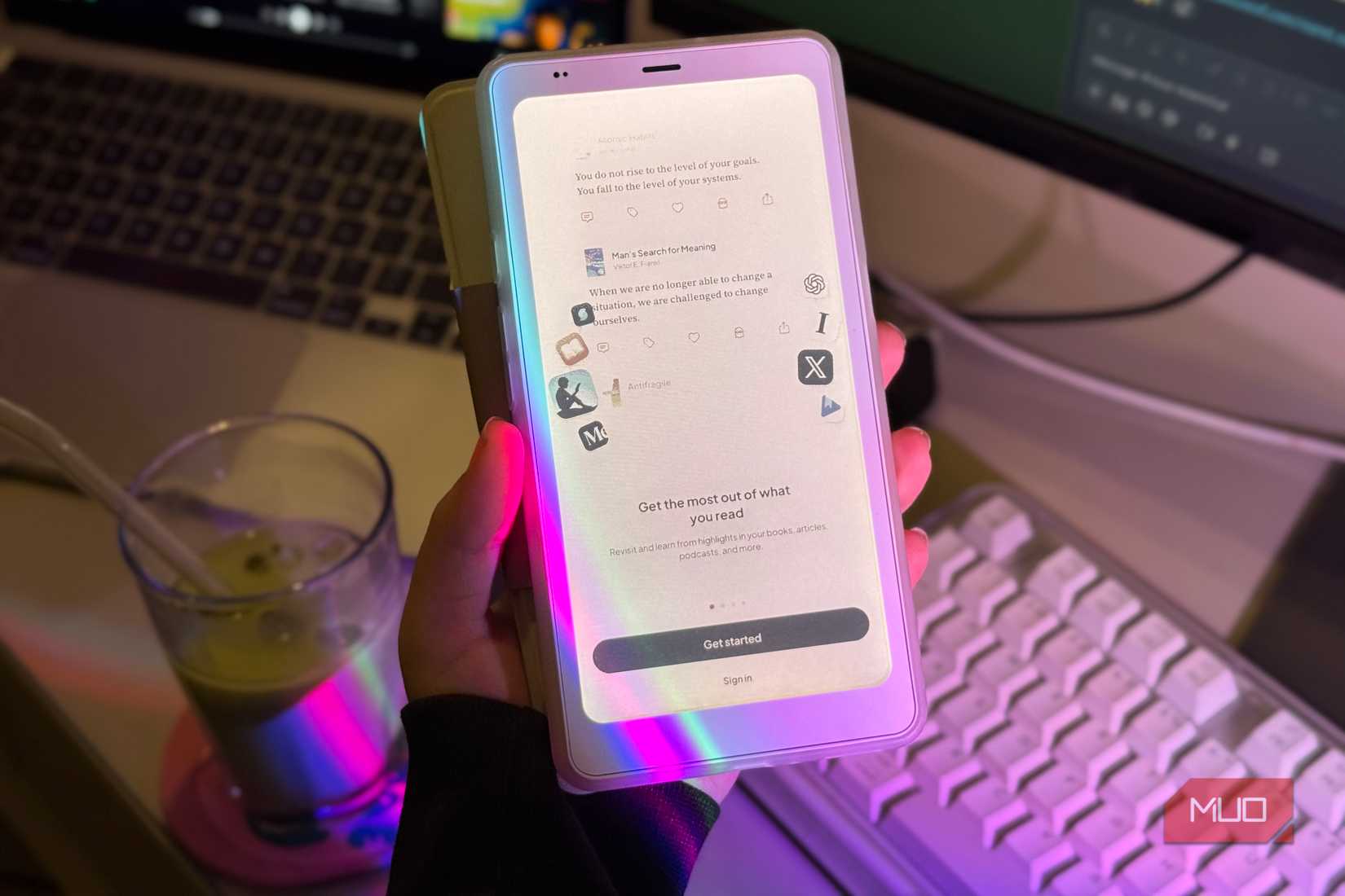 Hand holding the Palma 2 Pro on the Readwise welcome screen