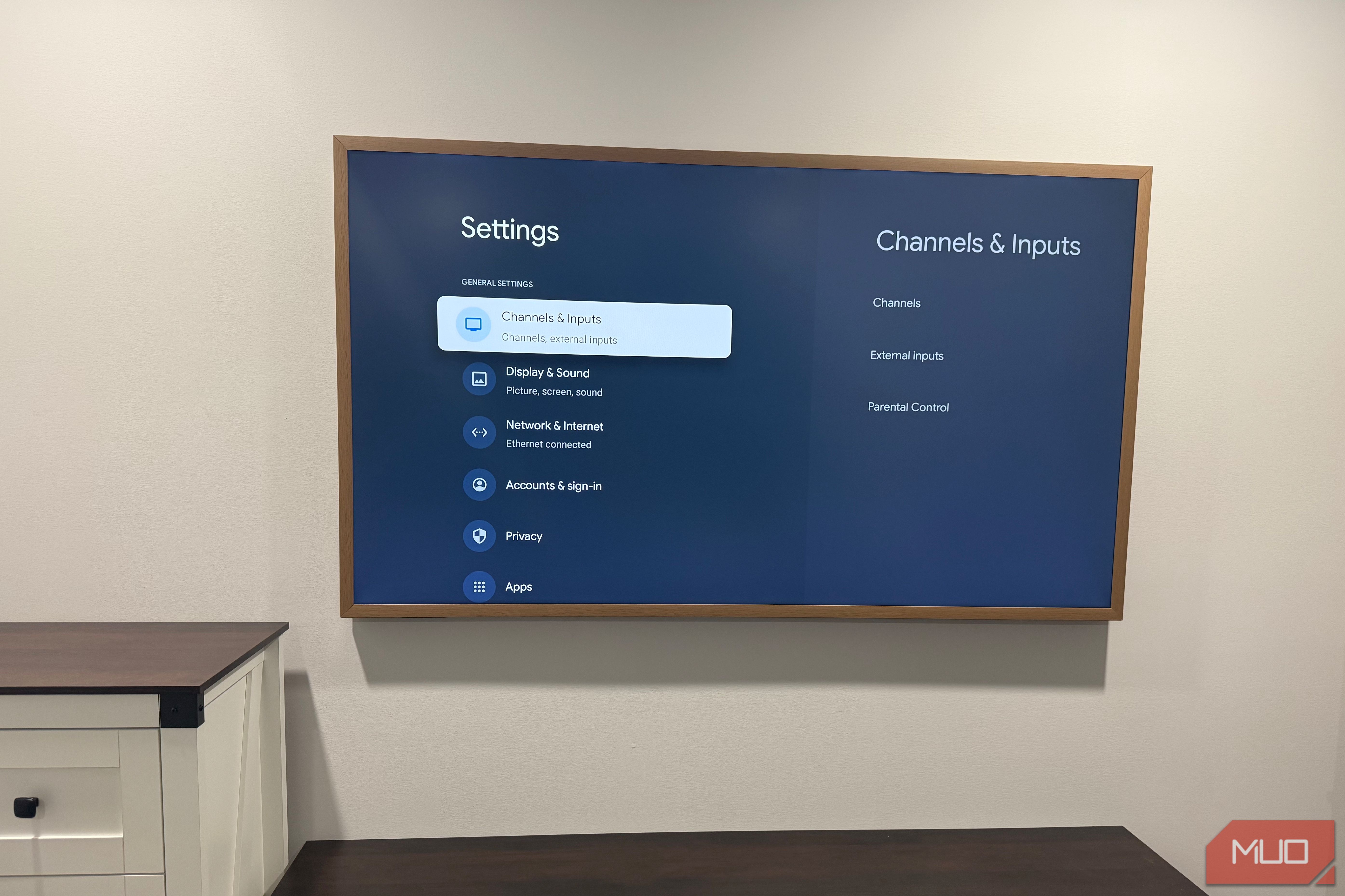 hisense-canvas-tv-settings-channels-inputs-menu