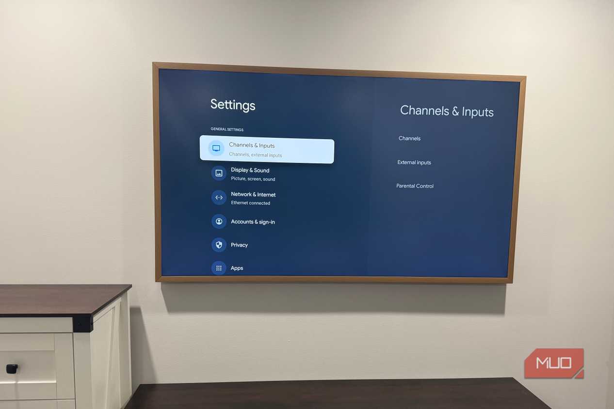 hisense-canvas-tv-settings-channels-inputs-menu