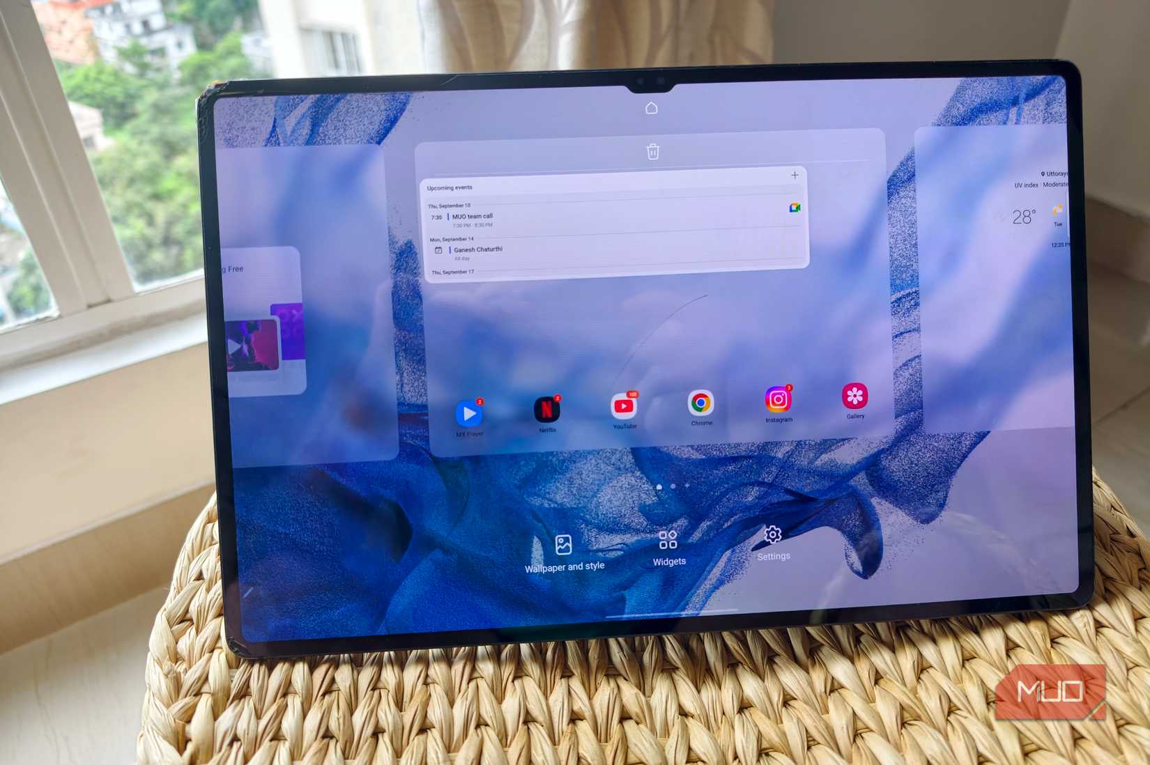 wallpaper and widget settings on the samsung galaxy s8 ultra