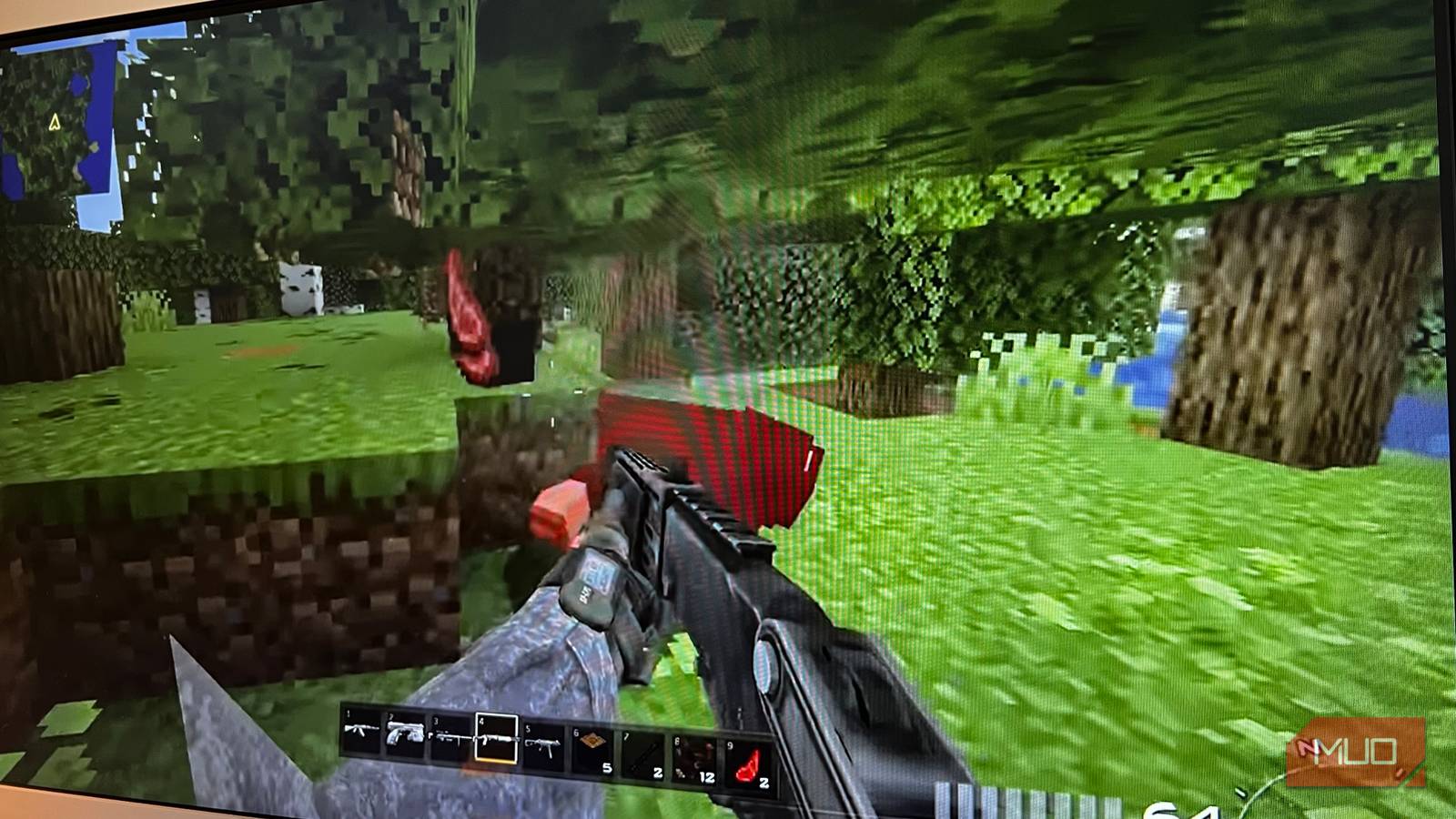 Геймплей с оружием из Modern Warfare 2 и элементами скейтбординга в мире Minecraft