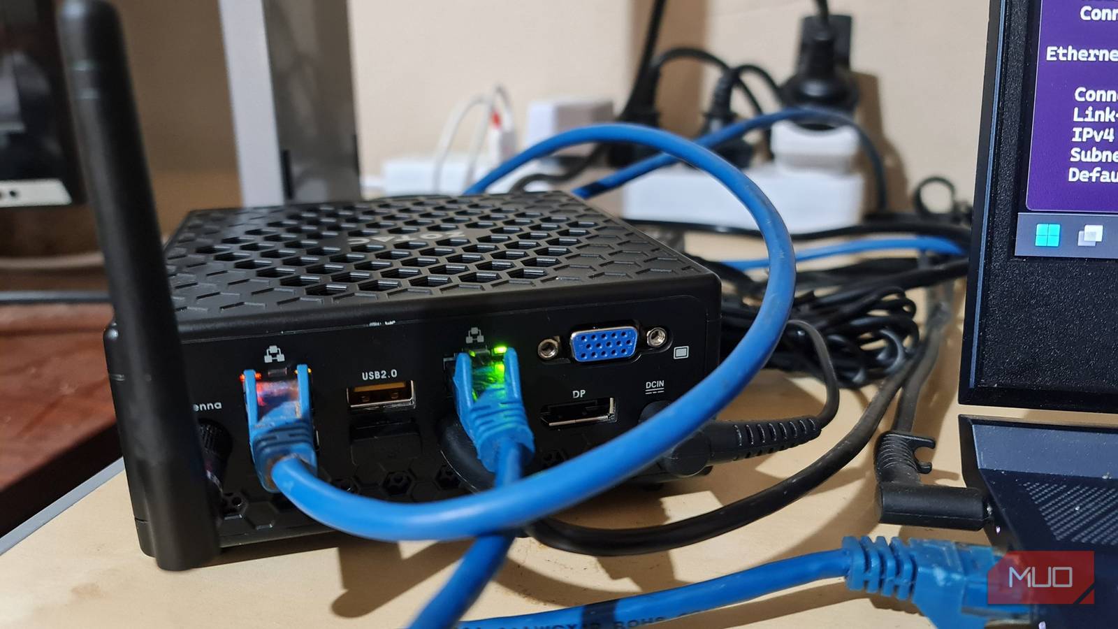 Настройка лабораторной сети с помощью IPFire: от железа до сегментации Мини-ПК ZOTAC с IPFire и подключенными сетевыми кабелями