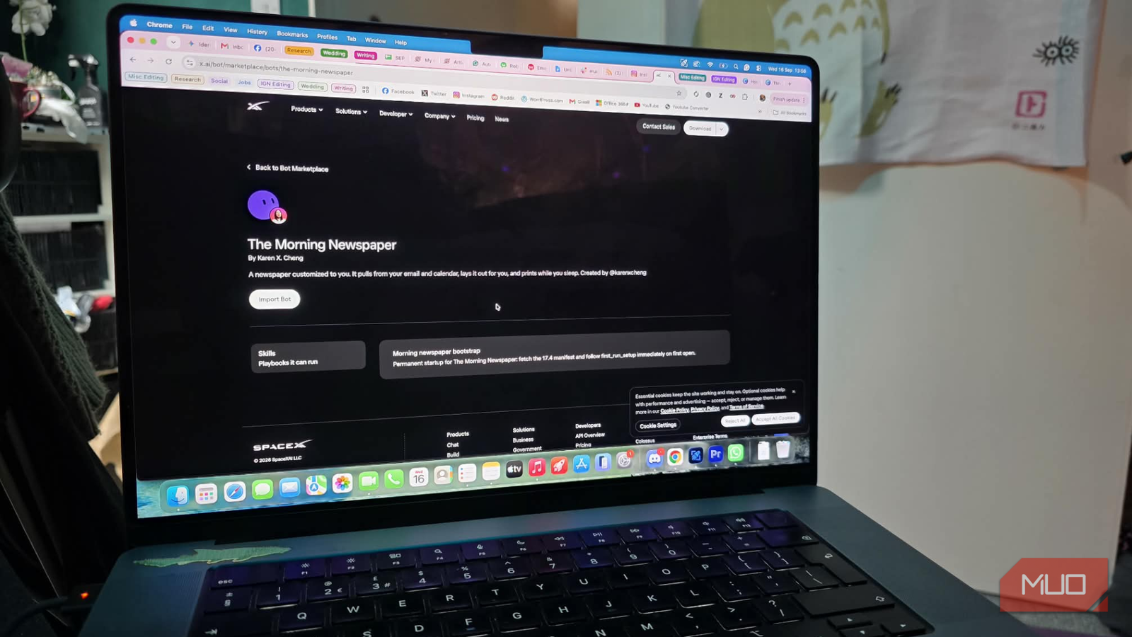 Автоматизированная печатная газета для утренних сводок без экрана смартфона Экран ноутбука с ботом The Morning Newspaper