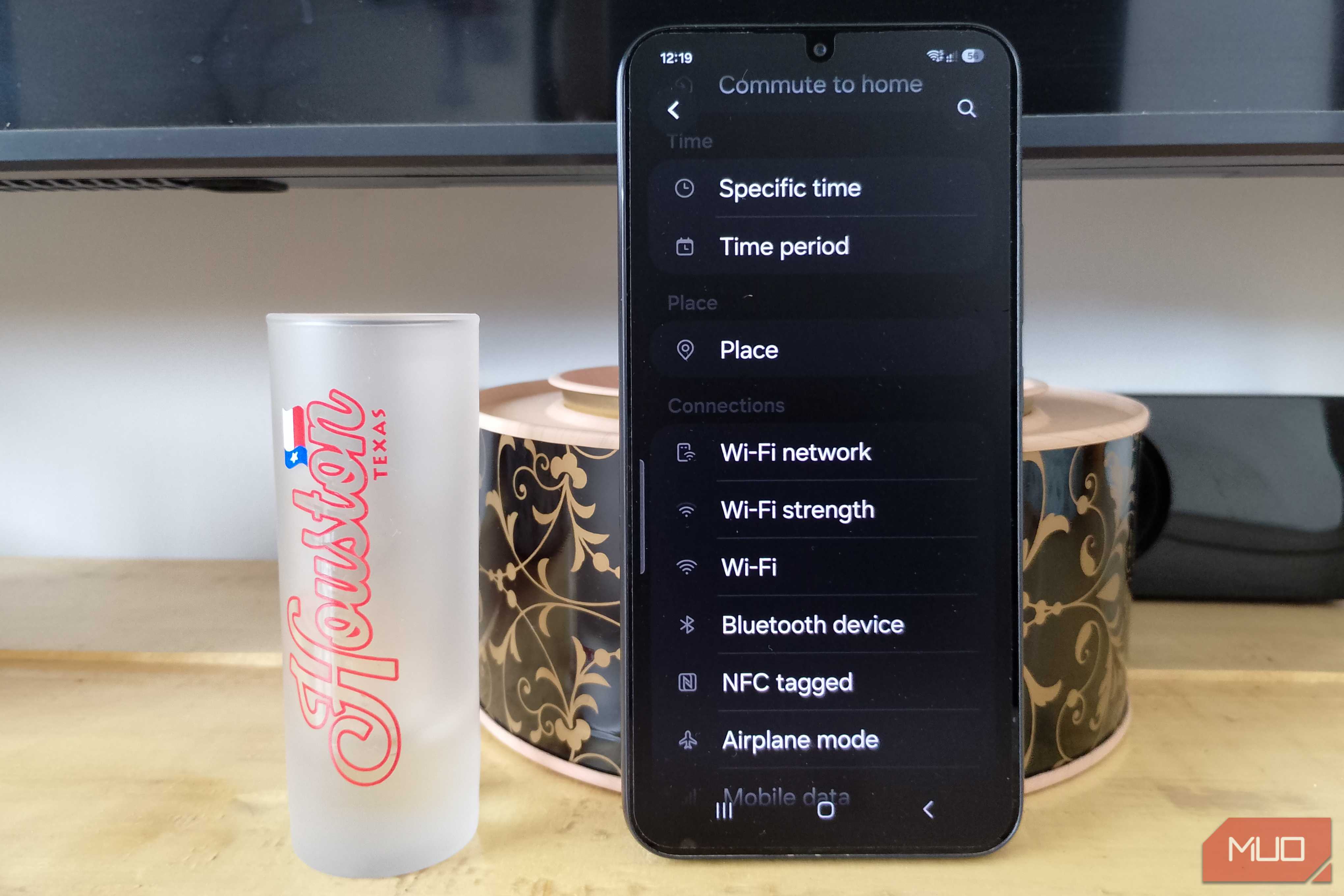 Samsung Galaxy routine trigger options with Place selected under If