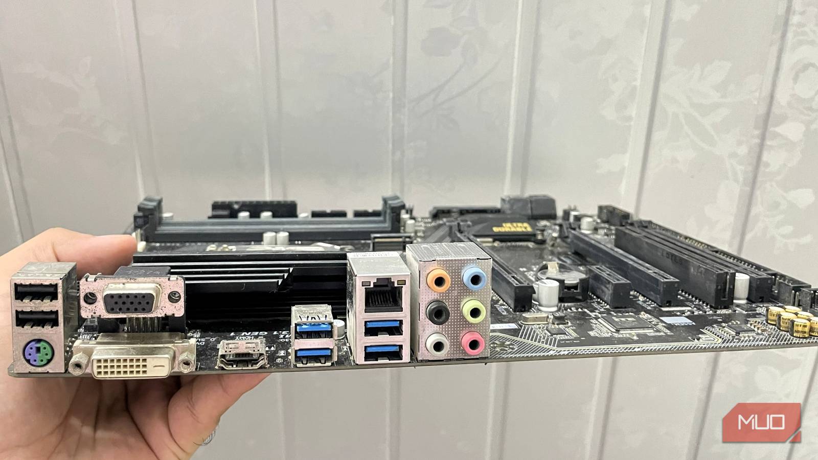 These motherboard ports ruled tech for decades, then vanished almost ...