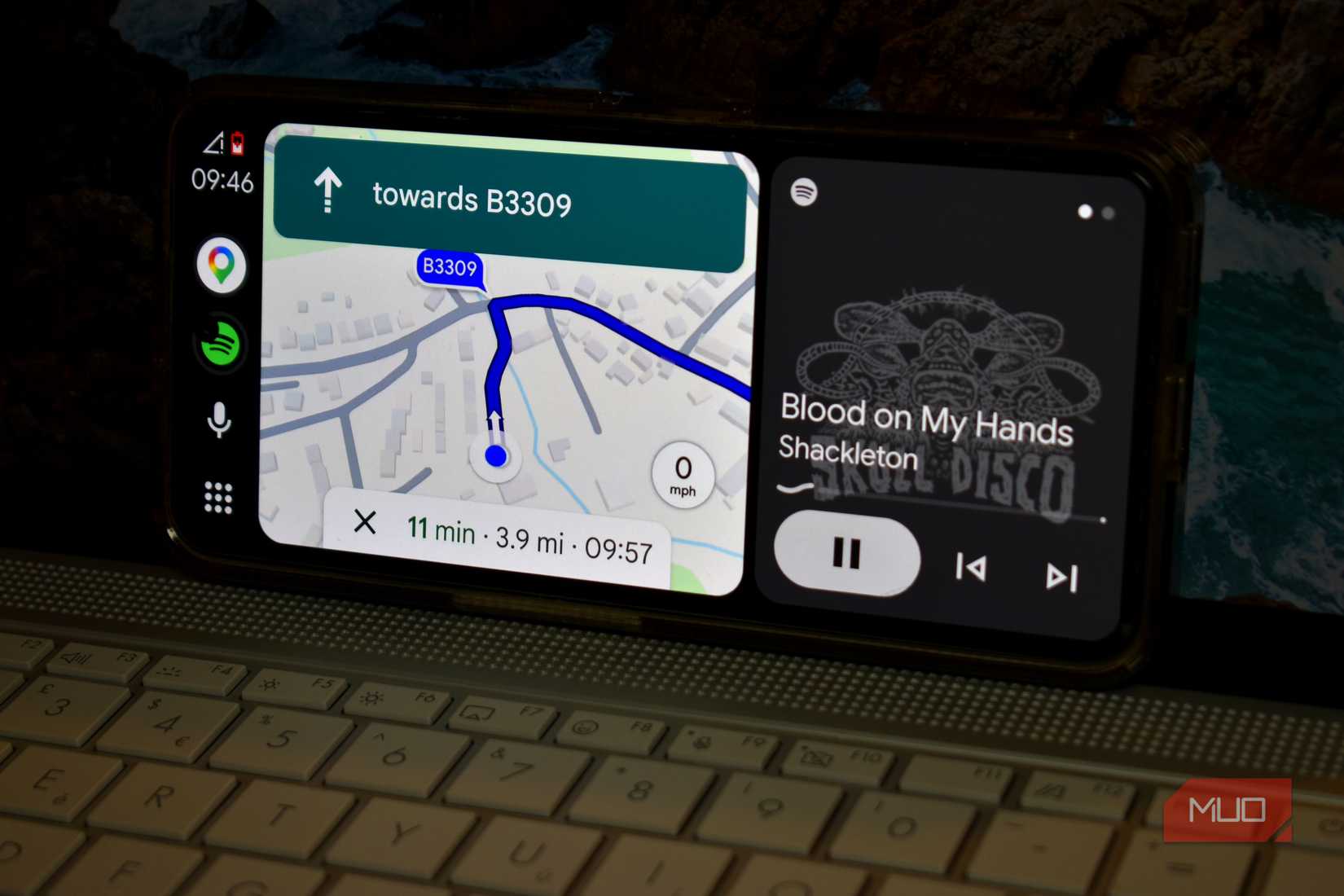 Как добавить Android Auto в старый автомобиль за 20 долларов смартфон с запущенным интерфейсом Android Auto и картами