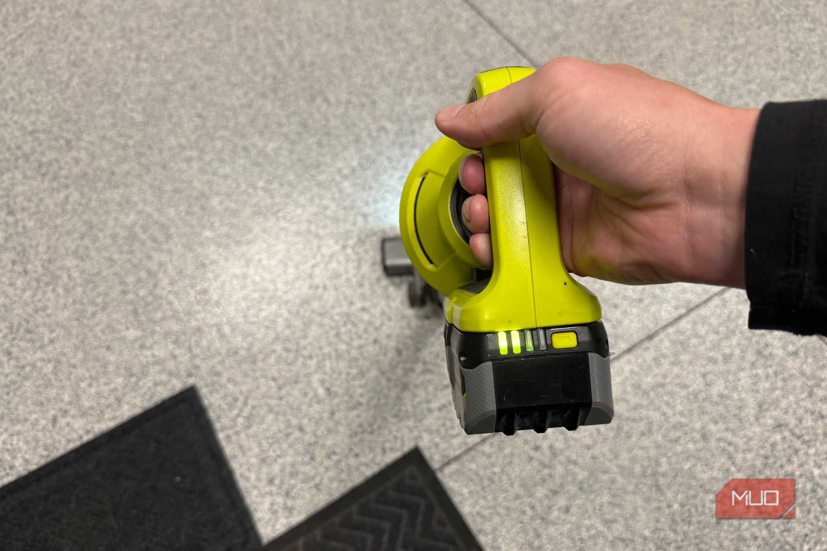 ryobi battery lights on stick vacuum-1