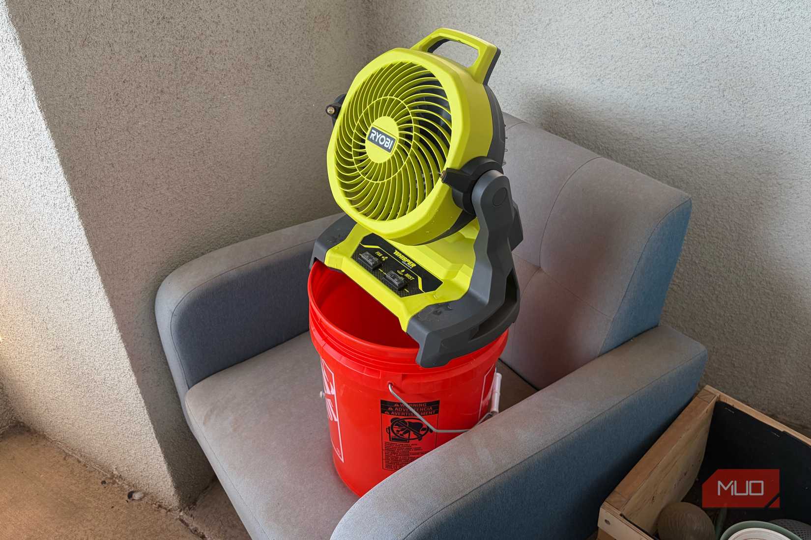 Обзор портативного распылительного вентилятора Ryobi ONE+ Bucket Top распылительный вентилятор Ryobi Bucket Top на ведерке с водой
