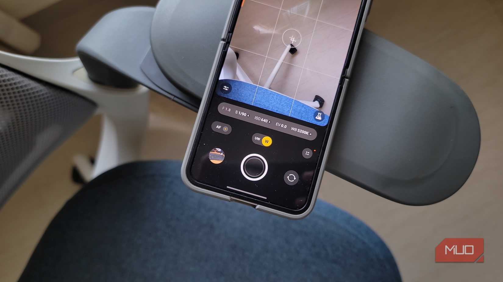 samsung galaxy z flip 6 displaying expert raw camera app interface with manual exposure controls