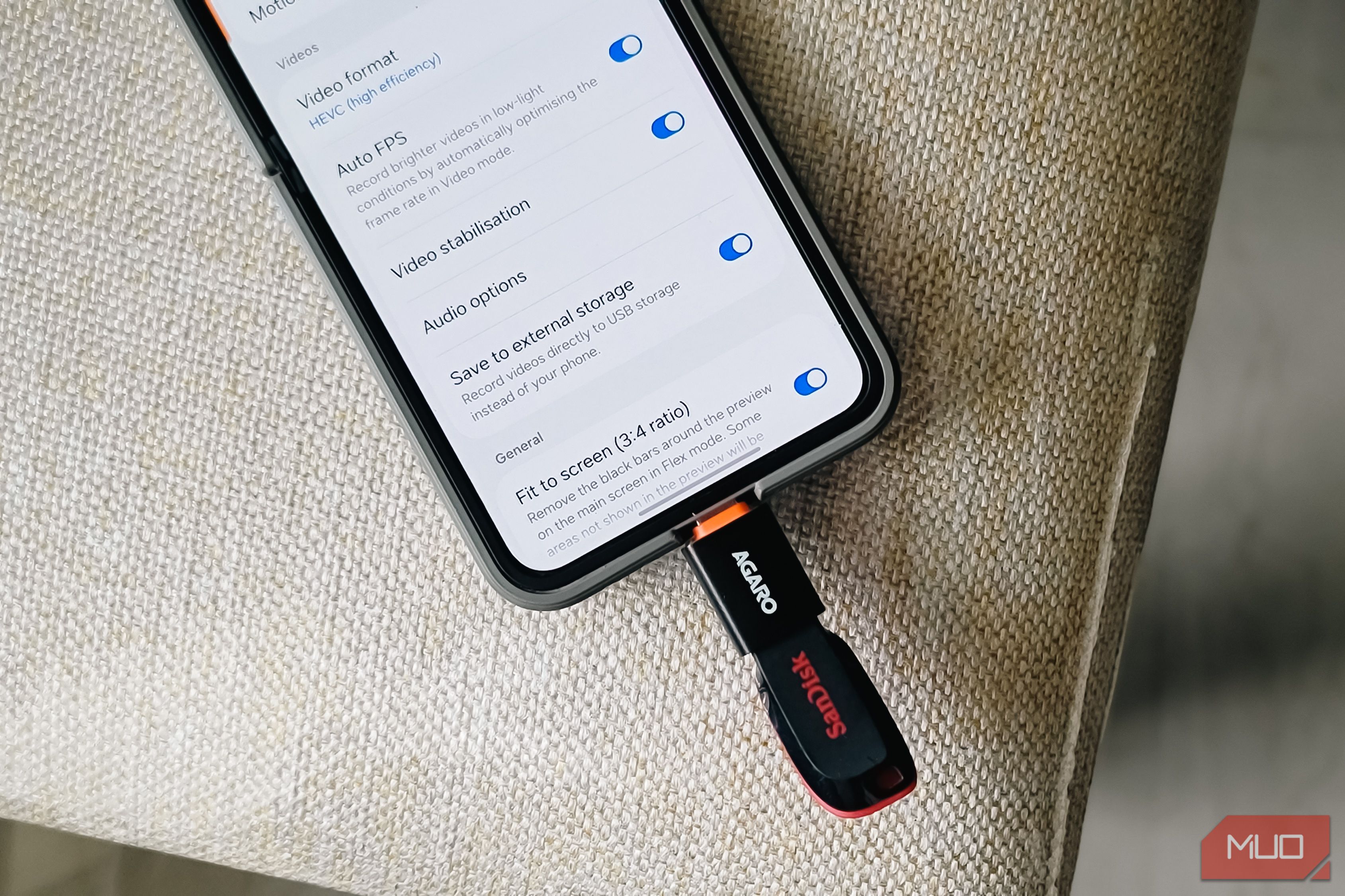 samsung galaxy z flip 6 displaying video settings with sandisk usb flash drive connected